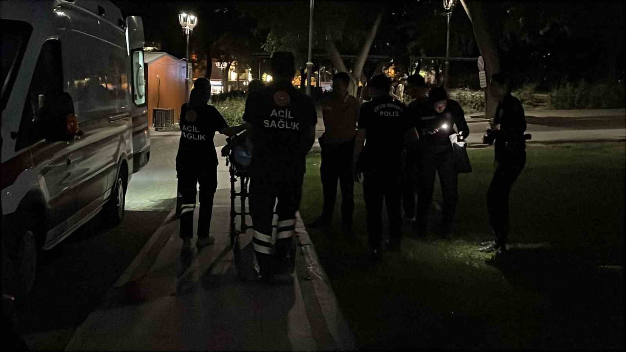 KONYA'DA PARKTA DEVRİYE ATAN POLİS EKİPLERİNCE BAYGIN HALDE BULUNAN KIZ ÇOCUĞU UYANDIRILAMAYINCA...