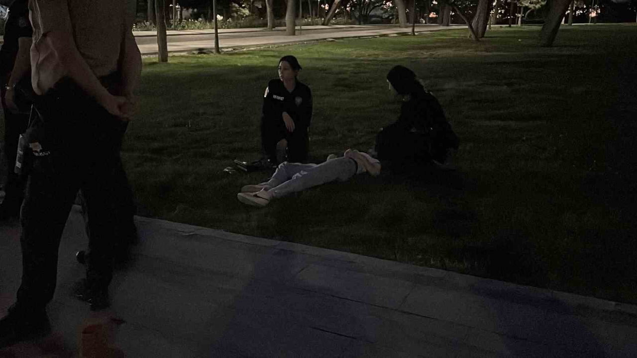 KONYA'DA PARKTA DEVRİYE ATAN POLİS EKİPLERİNCE BAYGIN HALDE BULUNAN KIZ ÇOCUĞU UYANDIRILAMAYINCA...