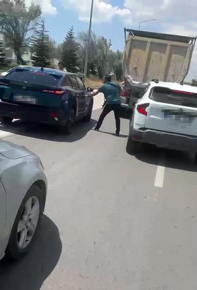 KONYA'DA POLİS EKİPLERİNCE TEKNİK VE FİZİKİ TAKİBE ALINAN UYUŞTURUCU HAM MADDESİ TAŞIYAN ŞÜPHELİ...