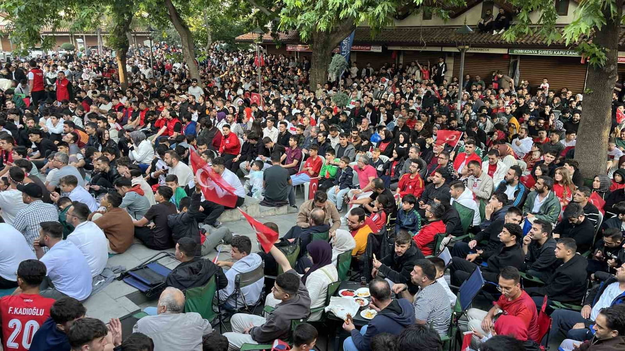 KONYA'DA YÜZLERCE VATANDAŞ, A MİLLİ FUTBOL TAKIMI'NIN 2026 FIFA DÜNYA KUPASI D GRUBU'NDA...