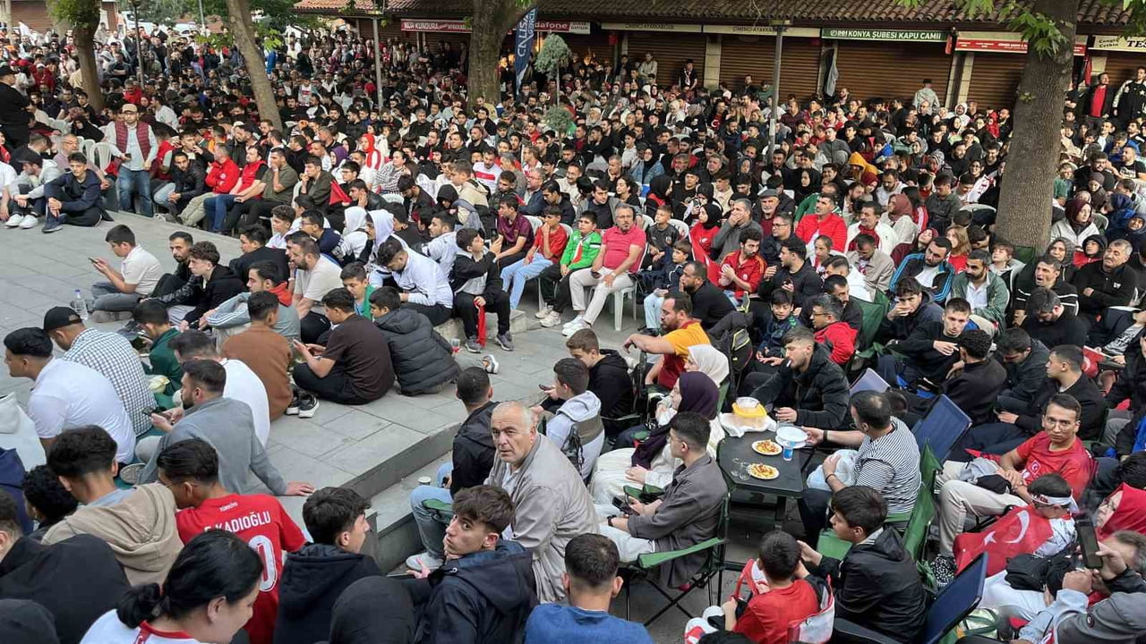 KONYA'DA YÜZLERCE VATANDAŞ, A MİLLİ FUTBOL TAKIMI'NIN 2026 FIFA DÜNYA KUPASI D GRUBU'NDA...