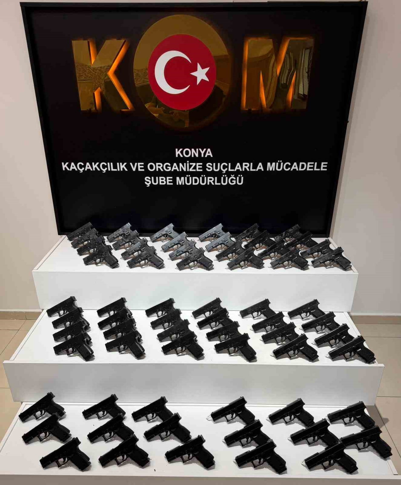 KONYA'NIN AKŞEHİR İLÇESİNDE POLİS EKİPLERİNCE DURDURULAN BİR ARAÇTA YAPILAN ARAMADA 65 ADET...