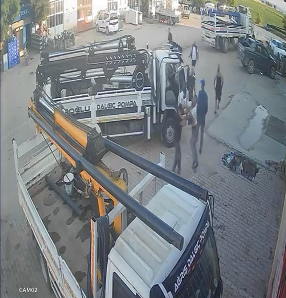 KONYA'NIN ALTINEKİN İLÇESİNDEKİ SANAYİ SİTESİNDE ÇIKAN TARTIŞMANIN KAVGAYA DÖNÜŞTÜĞÜ ANLAR...
