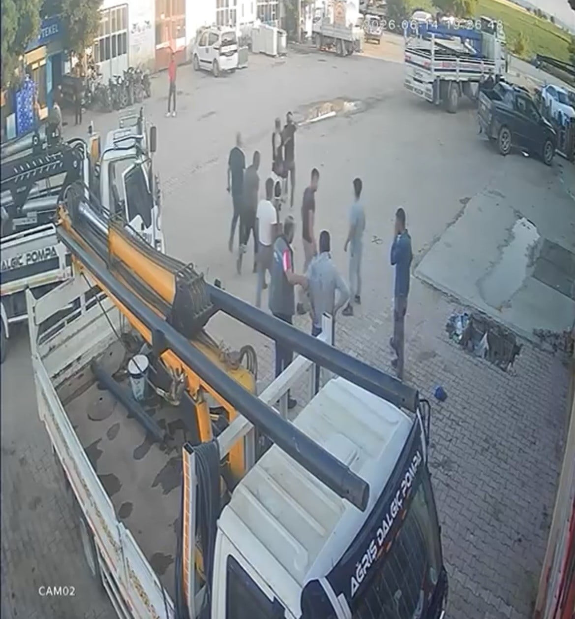 KONYA'NIN ALTINEKİN İLÇESİNDEKİ SANAYİ SİTESİNDE ÇIKAN TARTIŞMANIN KAVGAYA DÖNÜŞTÜĞÜ ANLAR...