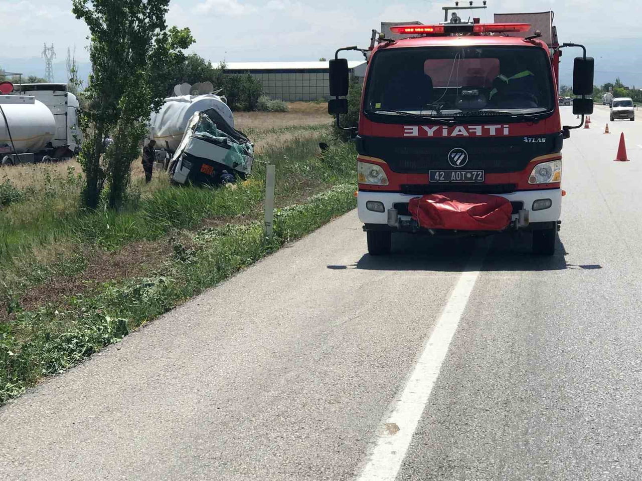 KONYA'NIN EREĞLİ İLÇESİNDE KONTROLDEN ÇIKAN TANKERİN ŞARAMPOLE DEVRİLMESİ SONUCU 1 KİŞİ...
