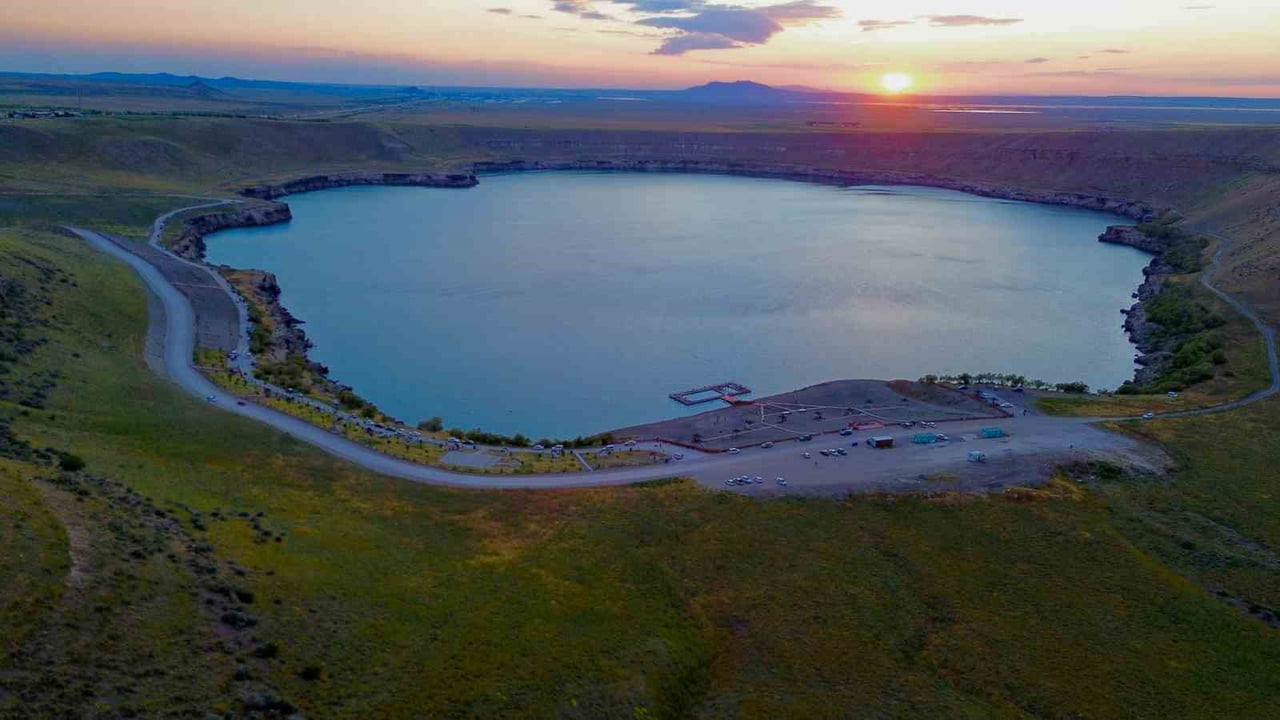 KONYA'NIN KARAPINAR İLÇESİNDE BULUNAN KRATER GÖLÜ ACIGÖL, HAVALARIN ISINMASIYLA BİRLİKTE...