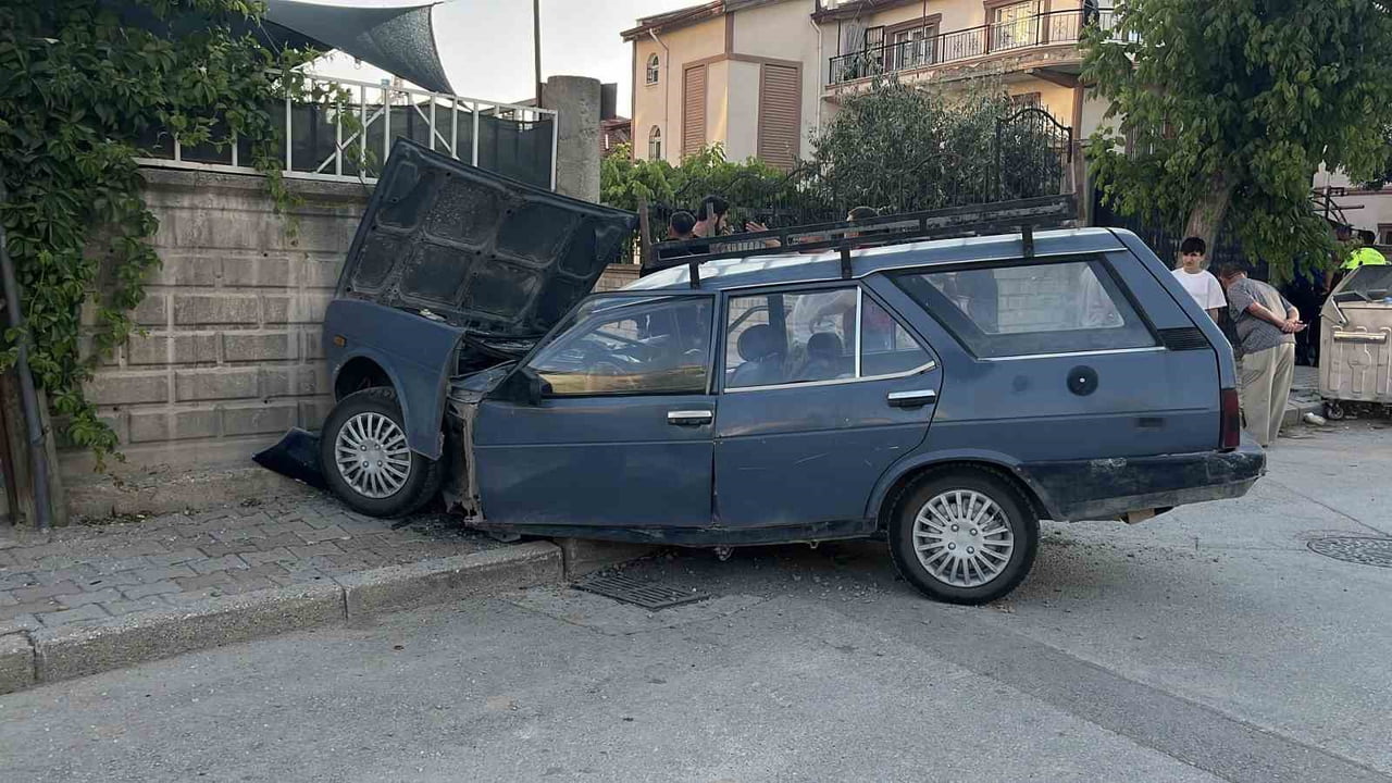 KONYA’DA 2 OTOMOBİLİN ÇARPIŞMASI SONUCU MEYDANA GELEN KAZADA 2’Sİ ÇOCUK 5 KİŞİ YARALANDI. KAÇAN...