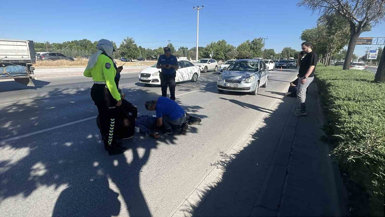 KONYA’DA CADDENİN KARŞISINA BİSİKLETİ İLE GEÇMEK İSTEYEN YAŞLI ADAMA SEYİR HALİNDEKİ OTOMOBİL...
