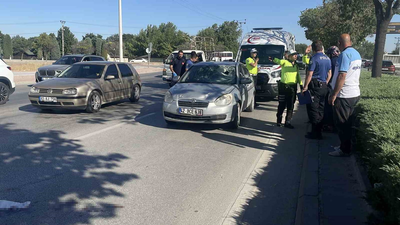 KONYA’DA CADDENİN KARŞISINA BİSİKLETİ İLE GEÇMEK İSTEYEN YAŞLI ADAMA SEYİR HALİNDEKİ OTOMOBİL...