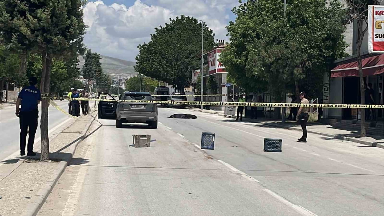 KONYA’DA KARŞIDAN KARŞIYA GEÇEN YAYAYA SUV TİPİ ARAÇ ÇARPTI, KAZADA 1 KİŞİ HAYATINI...