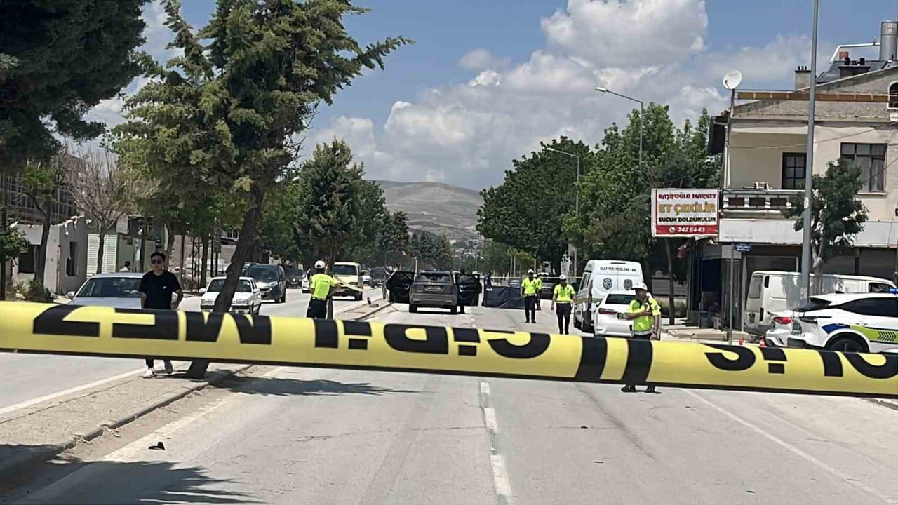 KONYA’DA KARŞIDAN KARŞIYA GEÇEN YAYAYA SUV TİPİ ARAÇ ÇARPTI, KAZADA 1 KİŞİ HAYATINI...