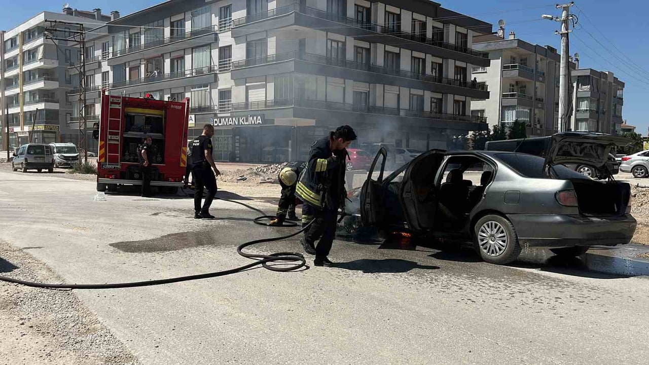 KONYA’DA SEYİR HALİNDEYKEN YANAN OTOMOBİL KULLANILAMAZ HALE GELDİ.