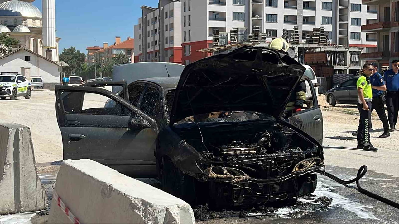 KONYA’DA SEYİR HALİNDEYKEN YANAN OTOMOBİL KULLANILAMAZ HALE GELDİ.
