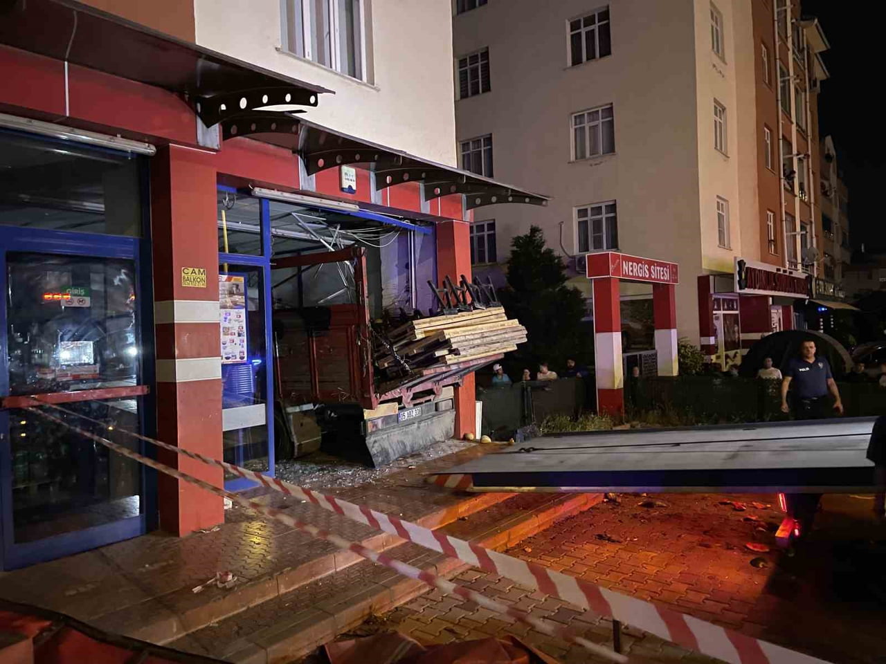KONYA’DA SÜRÜCÜ DİREKSİYON HAKİMİYETİNİ KAYBETME SONUCU KARPUZ YÜKLÜ KAMYON MARKETE GİRDİ. KAMYON...