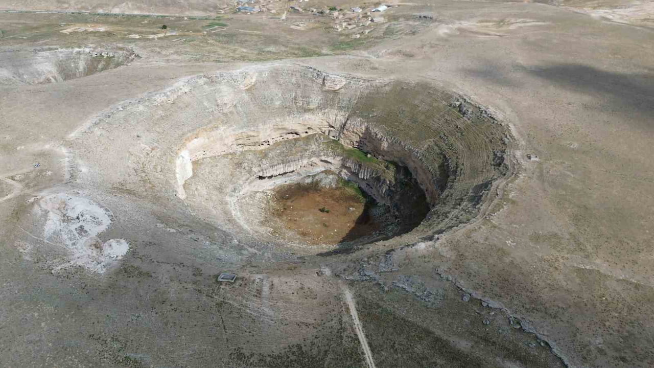 KONYA’NIN KARAPINAR İLÇESİNDE BULUNAN, MİLATTAN ÖNCESİNE AİT YAŞAM İZLERİNİ BARINDIRAN VE...
