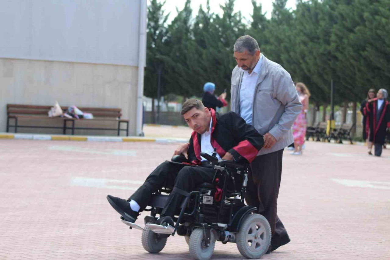 KONYA’NIN KARAPINAR İLÇESİNDE YAŞAYAN DOĞUŞTAN BEDENSEL ENGELLİ 21 YAŞINDAKİ MEHMET EMİN UZER...