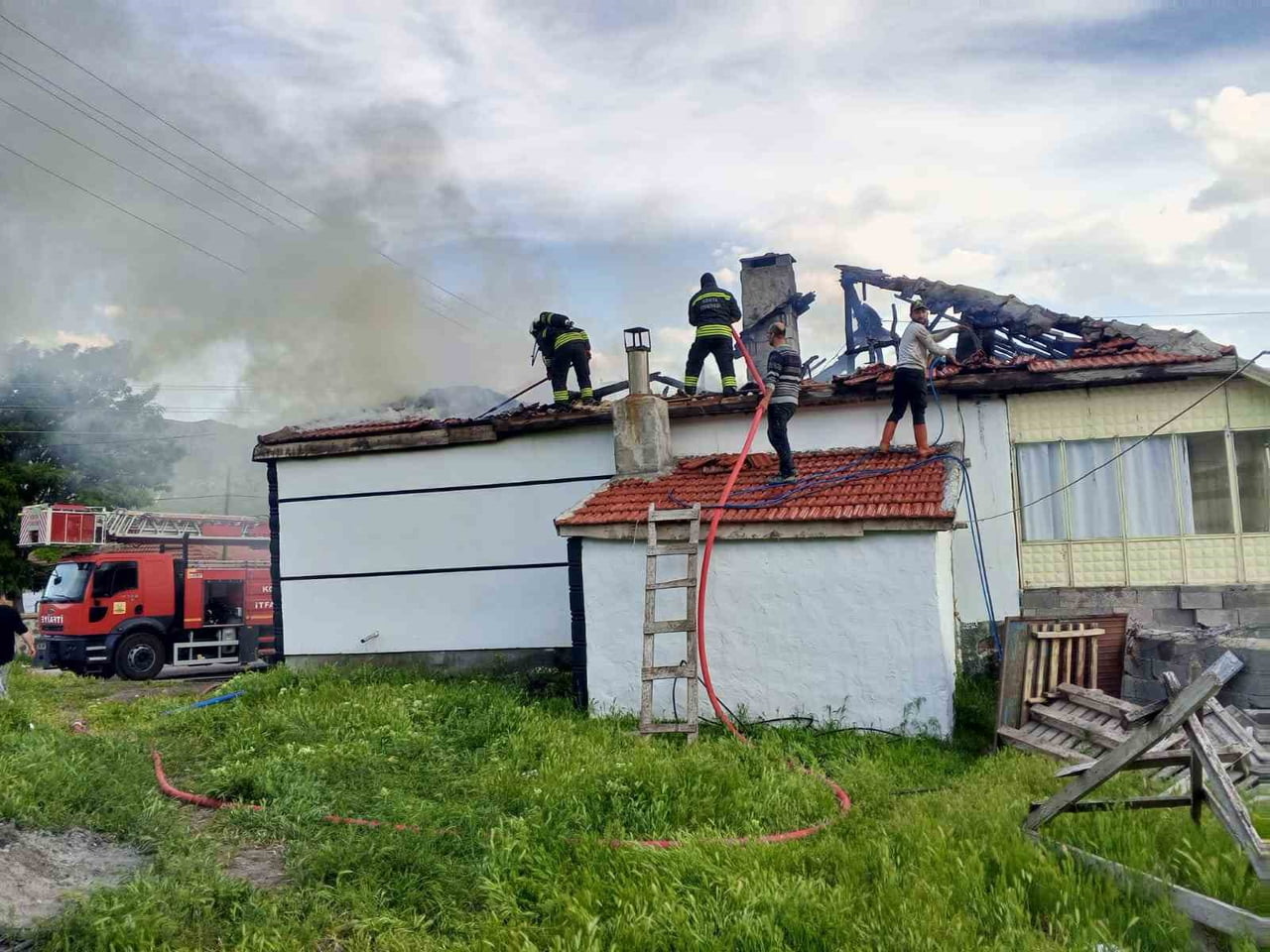 KONYA’NIN KULU İLÇESİNDE BİR EVİN ÇATISINDA ÇIKAN YANGIN PANİĞE NEDEN OLDU.