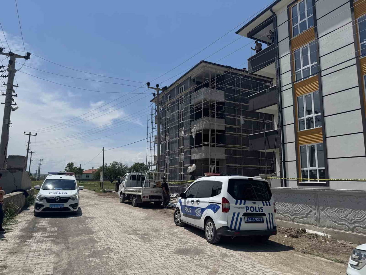 KONYA’NIN KULU İLÇESİNDE İNŞAATTA ÇALIŞAN BİR İŞÇİ, ELEKTRİK AKIMINA KAPILDIKTAN SONRA 4. KATTAKİ...