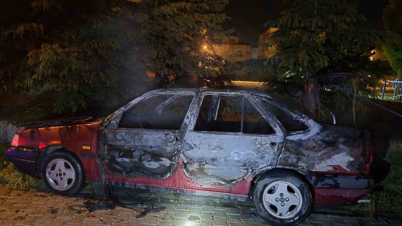 KONYA’NIN KULU İLÇESİNDE PARK HALİNDEKİ BİR OTOMOBİLDE ÇIKAN YANGIN İTFAİYE EKİPLERİNİN...
