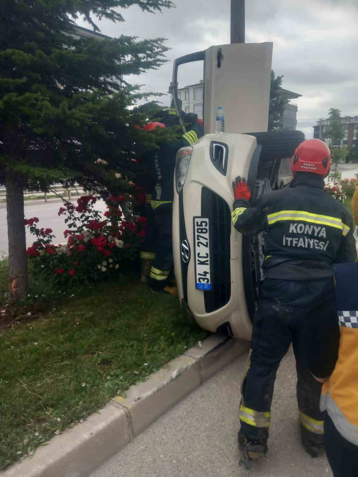 KONYA’NIN KULU İLÇESİNDE SÜRÜCÜSÜNÜN DİREKSİYON HAKİMİYETİNİ KAYBETTİĞİ OTOMOBİL REFÜJE ÇIKARAK...