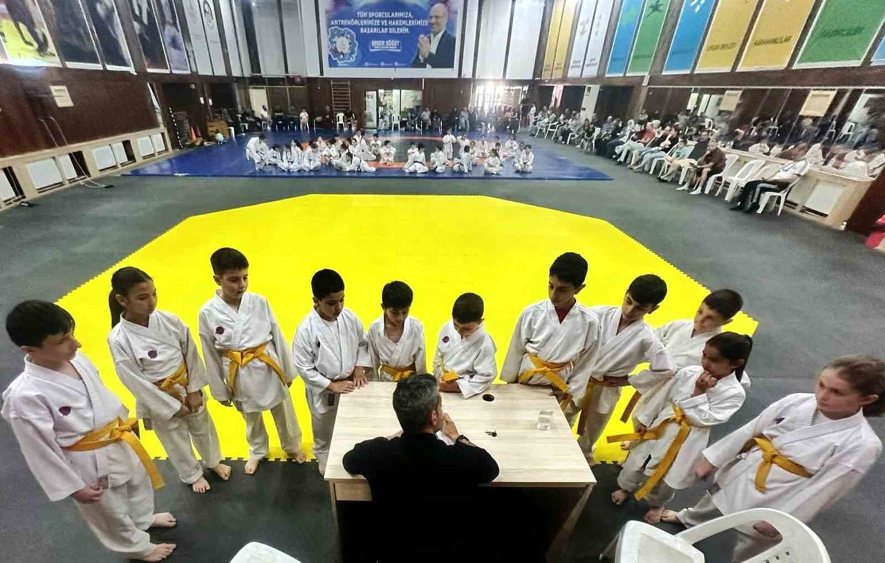 KÖRFEZ'DE DÜZENLENEN KARATE KUŞAK SINAVINI BAŞARIYLA GEÇEN 45 SPORCU YENİ KUŞAKLARINI TAKTI.