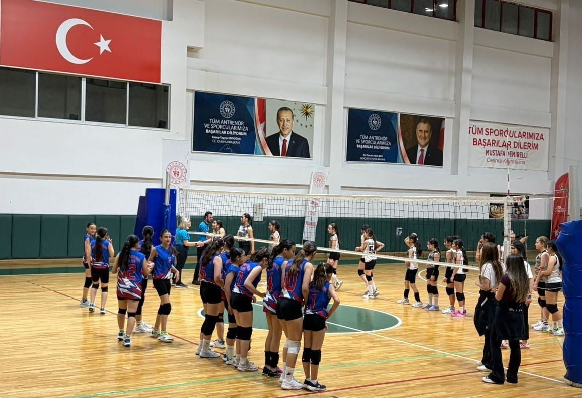 KÖRFEZ GENÇLERBİRLİĞİ SK, MİDİ GELİŞİM VOLEYBOL LİGİ'NDE DERİNCE GHSK’Yİ 2-1 MAĞLUP EDEREK...