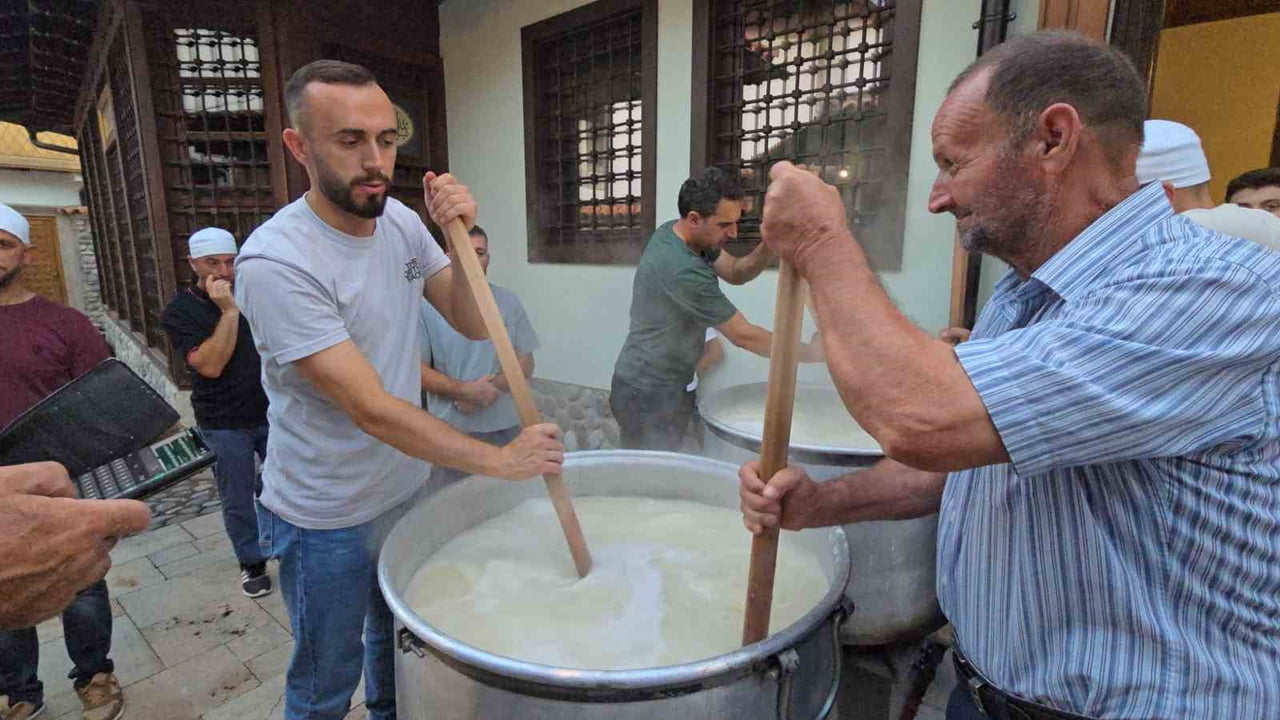 KOSOVA'DA OSMANLI DÖNEMİNDEN KALMA TARİHİ TEKKEDE MUHARREM AYI DOLAYISIYLA GELENEKSEL AŞURE...