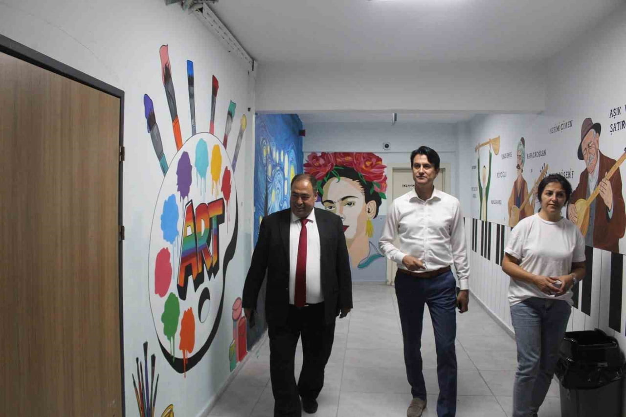 KÖYCEĞİZ’DE OKUL DUVARLARI RENKLENDİRİLDİ