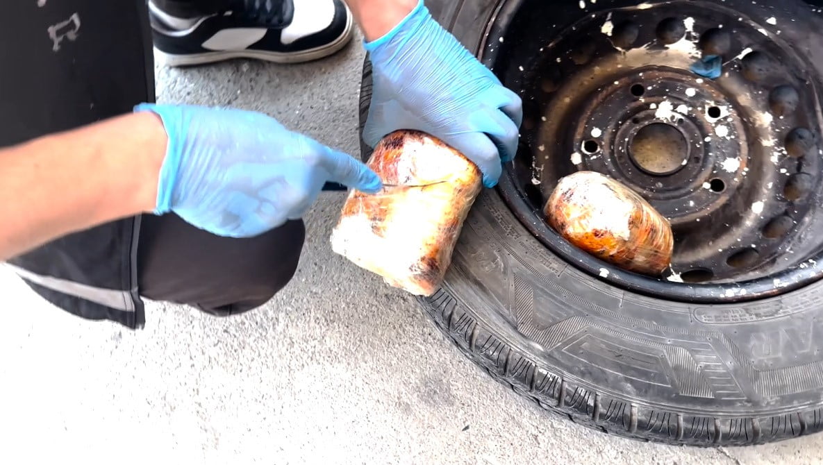 KOZLUK İLÇESİ GİRİŞİNDE DURDURULAN ŞÜPHELİ BİR ARAÇTA YAPILAN ARAMADA, 11 KİLO 500 GRAM TOZ ESRAR...