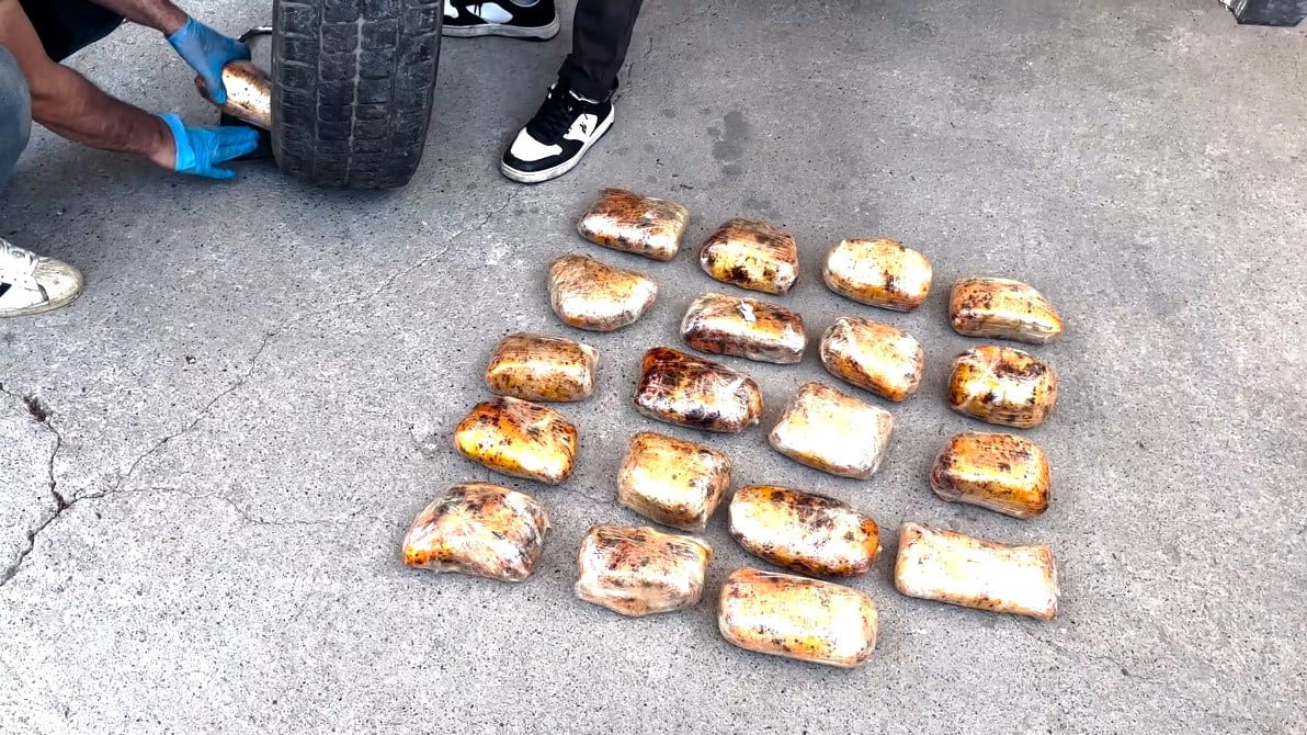 KOZLUK İLÇESİ GİRİŞİNDE DURDURULAN ŞÜPHELİ BİR ARAÇTA YAPILAN ARAMADA, 11 KİLO 500 GRAM TOZ ESRAR...