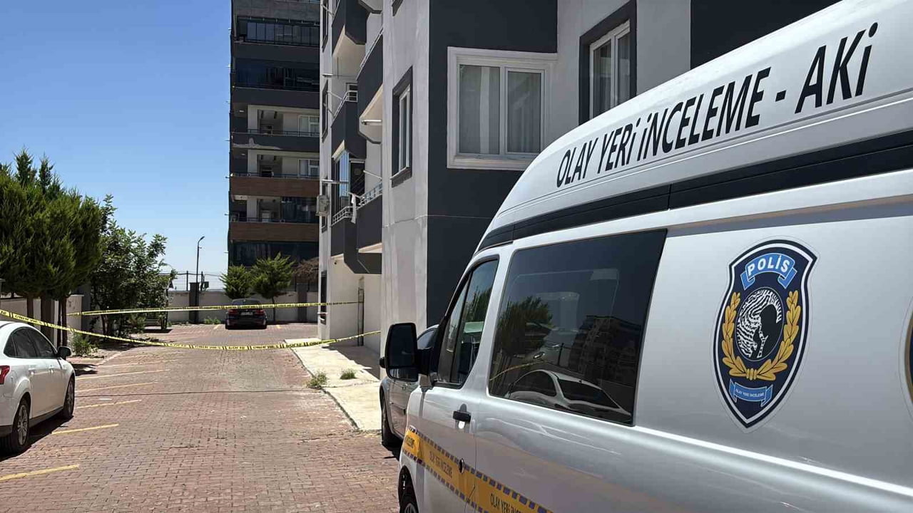 KUCAĞINA ALDIĞI ÇOCUĞUYLA 8'İNCİ KATTAN ATLADI: ANNE ÖLDÜ, ÇOCUK AĞIR YARALANDI
