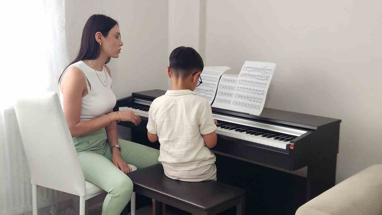 KÜÇÜK YAŞINA RAĞMEN SERGİLEDİĞİ PERFORMANSLA DİKKAT ÇEKEN DEMİRHAN, HER GÜN DÜZENLİ ÇALIŞARAK...