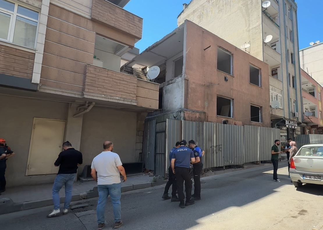 KÜÇÜKÇEKMECE'DE KENTSEL DÖNÜŞÜM KAPSAMINDA BOŞALTILAN BİR BİNANIN YIKIMI SIRASINDA MEYDANA GELEN...