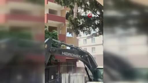 Küçükçekmece'de yıkım sırasında bina yerle bir oldu: O anlar kamerada