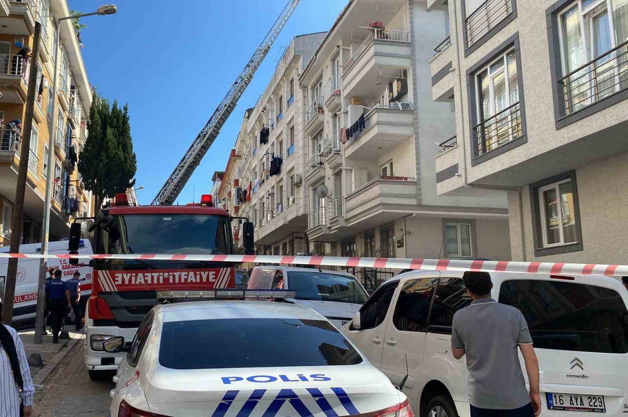 KÜÇÜKÇEKMECE’DE 4 KATLI BİR APARMANIN ÇATISINDA HENÜZ BİLİNMEYEN BİR NEDENLE YANGIN ÇIKTI. 3 KİŞİ...