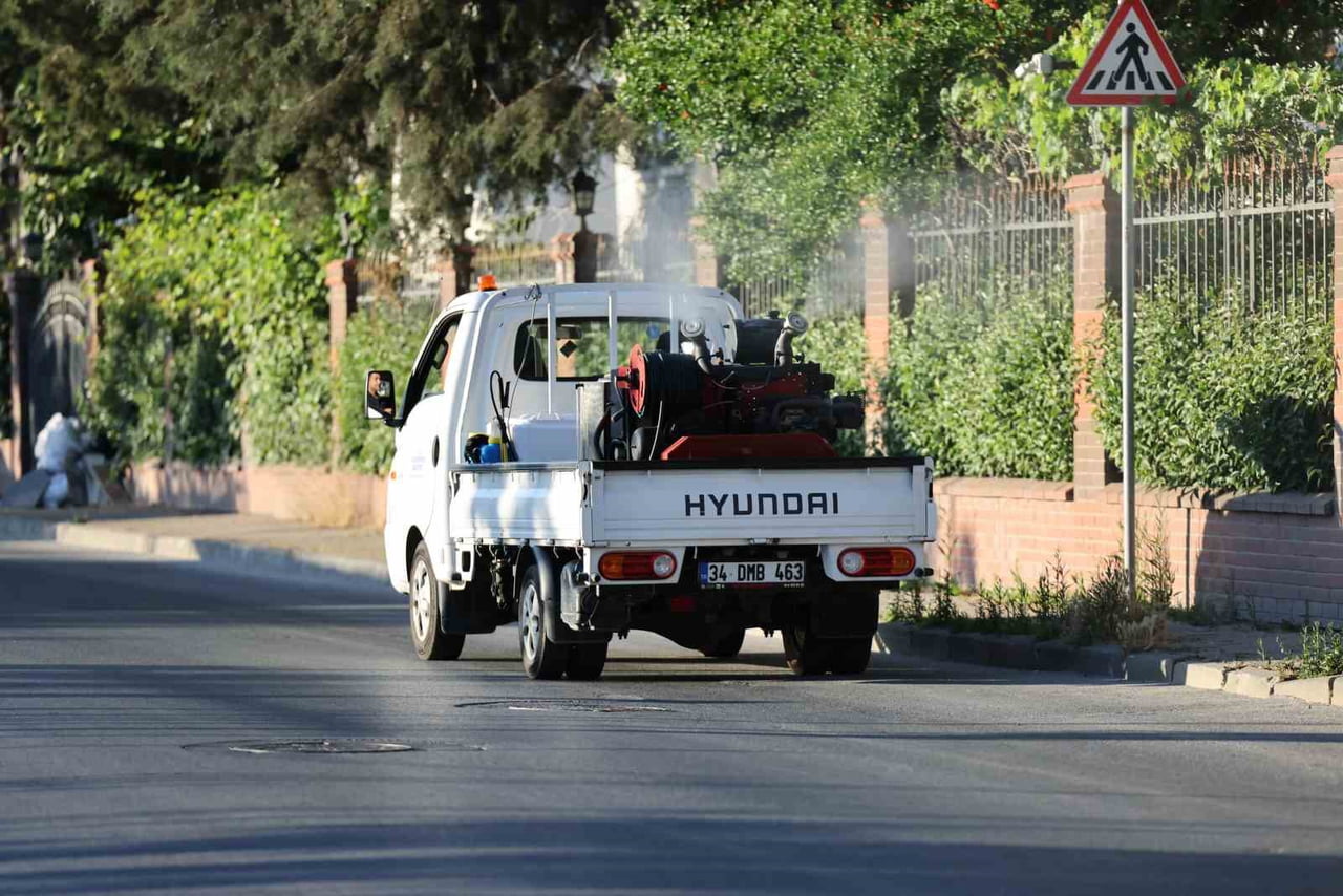 KÜÇÜKÇEKMECE’DE ARTAN SICAKLIKLARLA YOĞUNLAŞAN SİVRİSİNEK, KARASİNEK VE HAŞERELERİ ETKİSİZ HALE...
