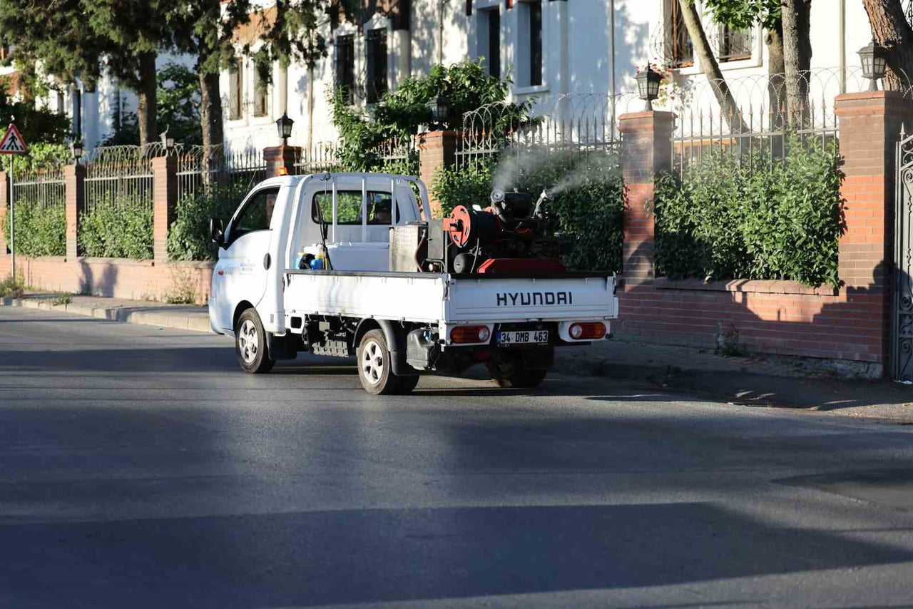 KÜÇÜKÇEKMECE’DE ARTAN SICAKLIKLARLA YOĞUNLAŞAN SİVRİSİNEK, KARASİNEK VE HAŞERELERİ ETKİSİZ HALE...