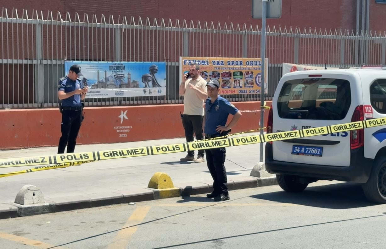 KÜÇÜKÇEKMECE’DE BİR TELEFON DÜKKANINA KURYE KILIĞINDA GELEN BİR ŞAHIS TARAFINDAN DÜZENLENEN...
