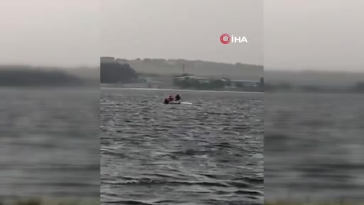 Küçükçekmece Gölü’nde kano alabora oldu, mahsur kalan 2 kişi kurtarıldı