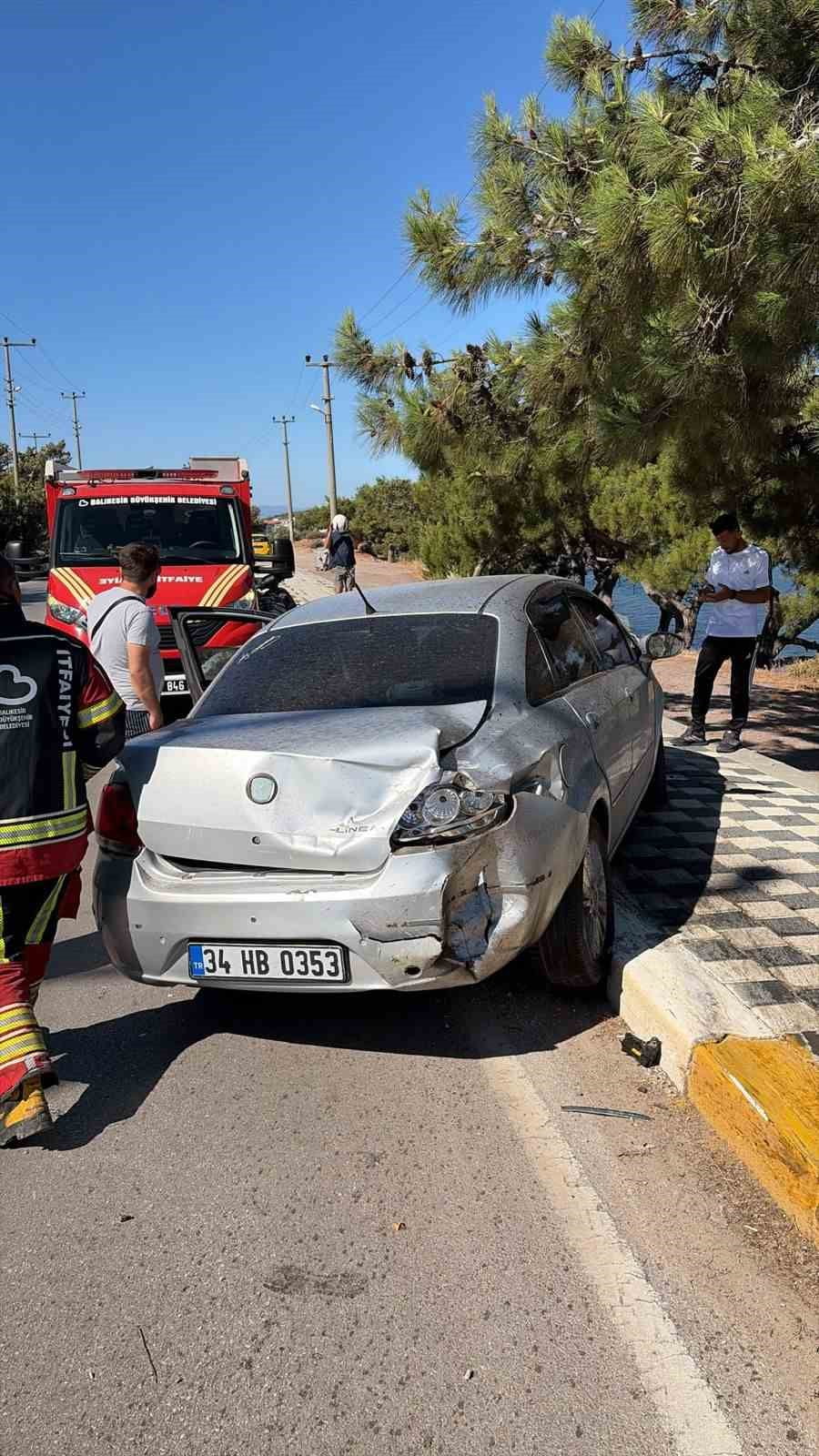 KÜÇÜKKÖY MAHALLESİ SARIMSAKLI GİRİŞİNDE MEYDANA GELEN TRAFİK KAZASINDA ARAÇTA SIKIŞAN BİR KİŞİ...