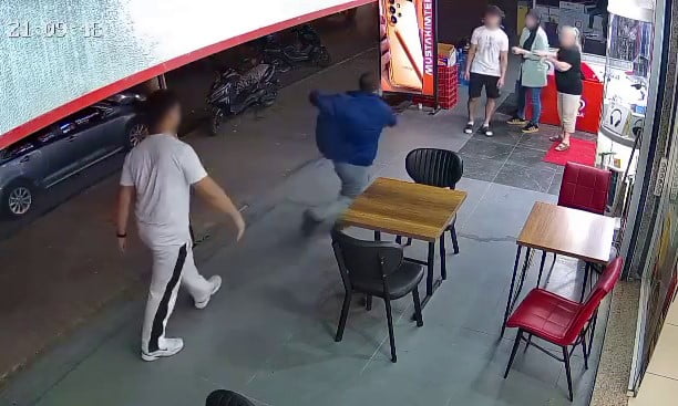 KÜFÜR VE TEHDİT EDEN ALKOLLÜ ADAM CEBİNDEN BIÇAĞINI ÇIKARARAK KOŞARKEN, AYAĞININ KAYMASIYLA YERE...