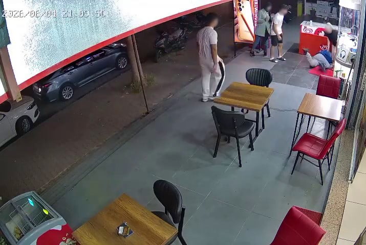 KÜFÜR VE TEHDİT EDEN ALKOLLÜ ADAM CEBİNDEN BIÇAĞINI ÇIKARARAK KOŞARKEN, AYAĞININ KAYMASIYLA YERE...