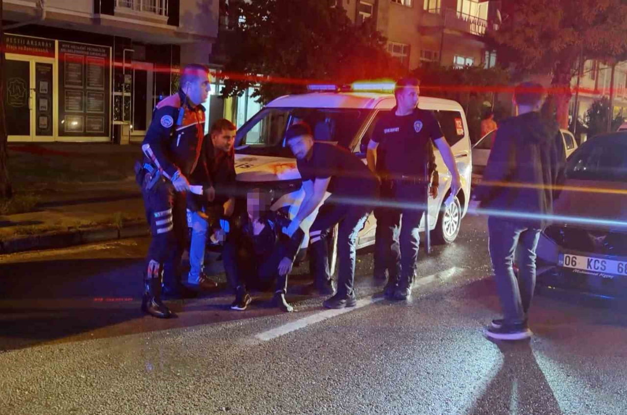 KULAĞI KESİLEN GENÇ (FOTOĞRAFTA) POLİS EKİPLERİNCE AMBULANSA ALINDI.