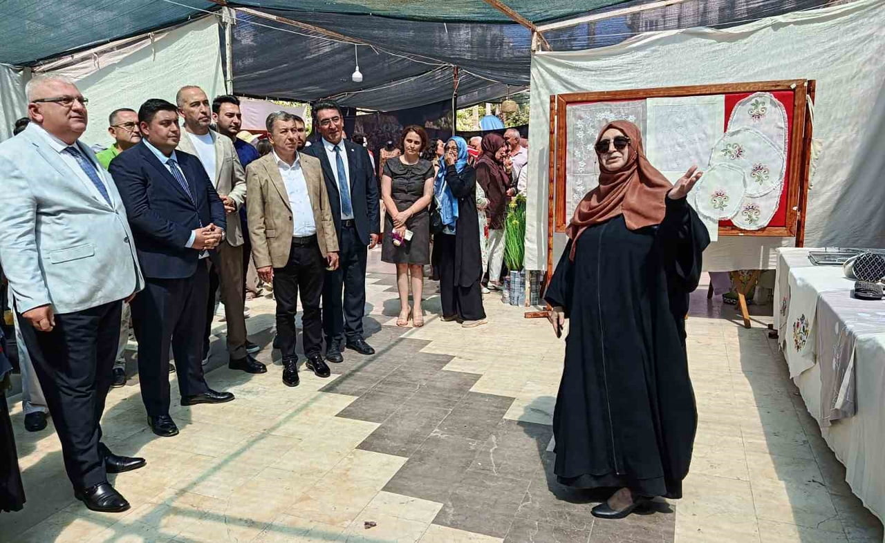 KUMLUCA'DA HALK EĞİTİM MERKEZİ MÜDÜRLÜĞÜ SERGİSİ TÖRENLE AÇILDI