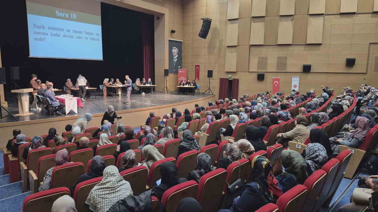 KURSİYERLER DİNİ BİLGİLERİNİ YARIŞTIRDI