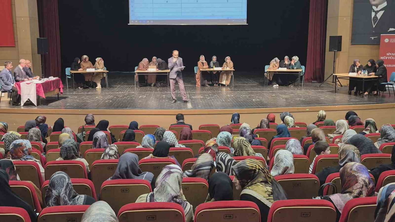 KURSİYERLER DİNİ BİLGİLERİNİ YARIŞTIRDI