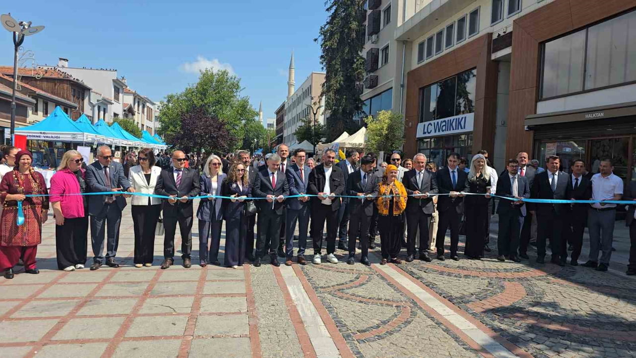KURSİYERLERİN EL EMEĞİ GÖZ NURU ÜRÜNLERİNİN SERGİSİ AÇILDI