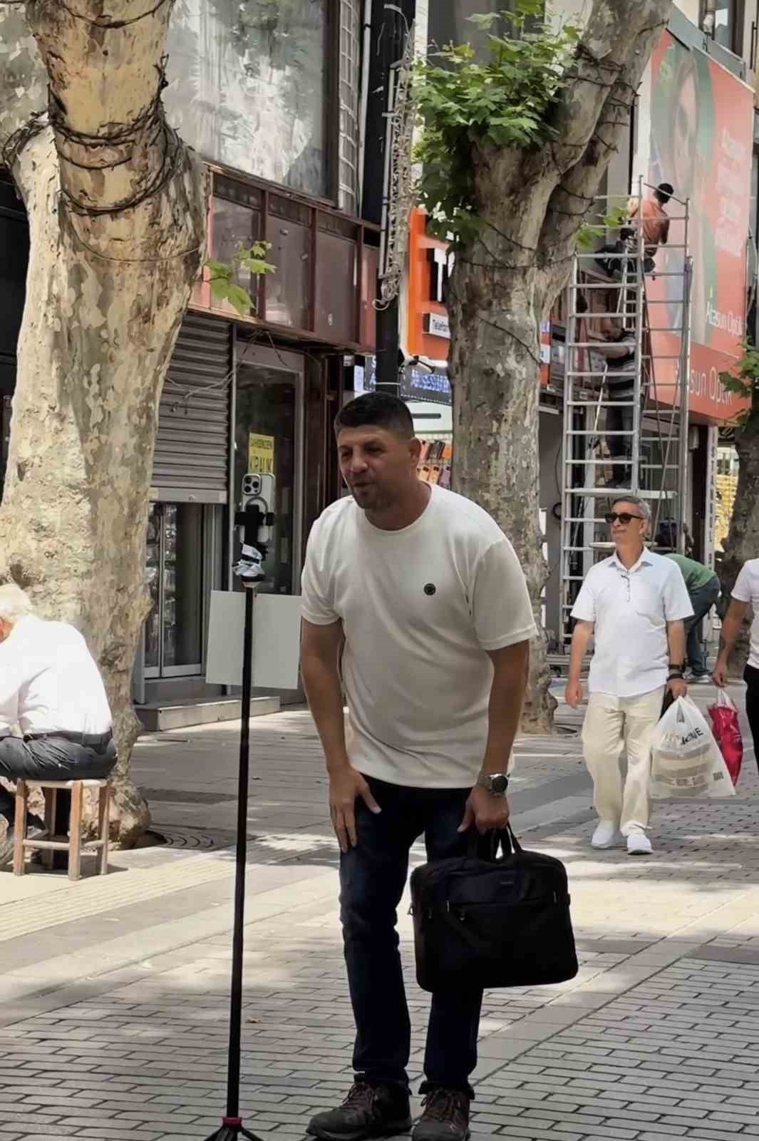 KURULAN KAMERANIN KARŞISINA GEÇEN VATANDAŞLAR, BABALARINA SEVGİLERİNİ, TEŞEKKÜRLERİNİ VE...