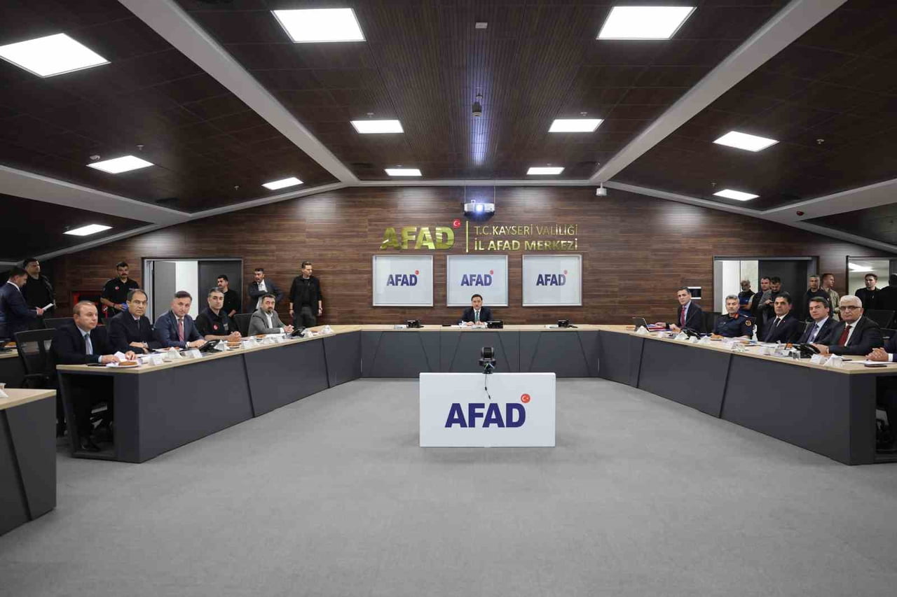 KURUM MÜDÜRLERİ DEĞERLENDİRME TOPLANTISI; KAYSERİ VALİSİ GÖKMEN ÇİÇEK BAŞKANLIĞINDA...