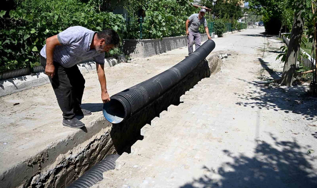 KUŞADASI BELEDİYESİ FEN İŞLERİ MÜDÜRLÜĞÜ EKİPLERİ TARAFINDAN KARAOVA MAHALLESİ 4459 SOKAK’TA 294...